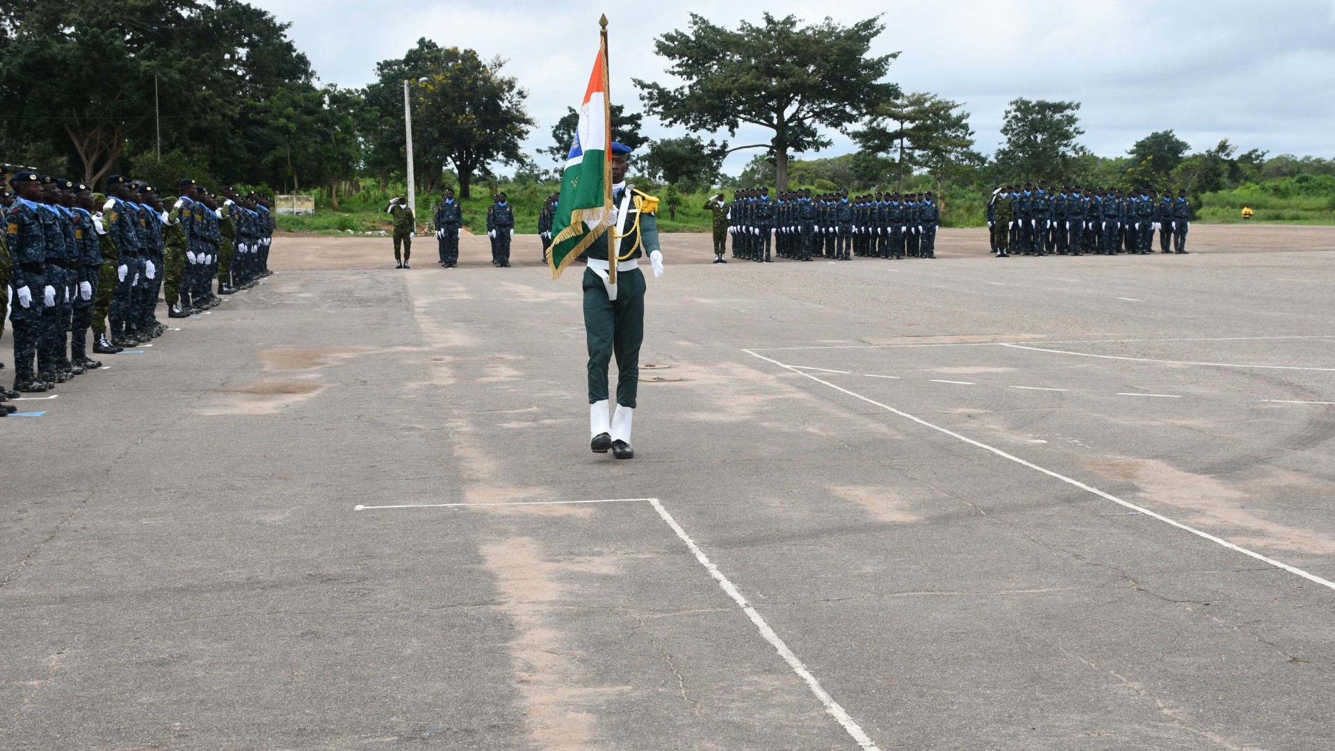 DGAMP/ Formation La 11è promotion devant le drapeau National
