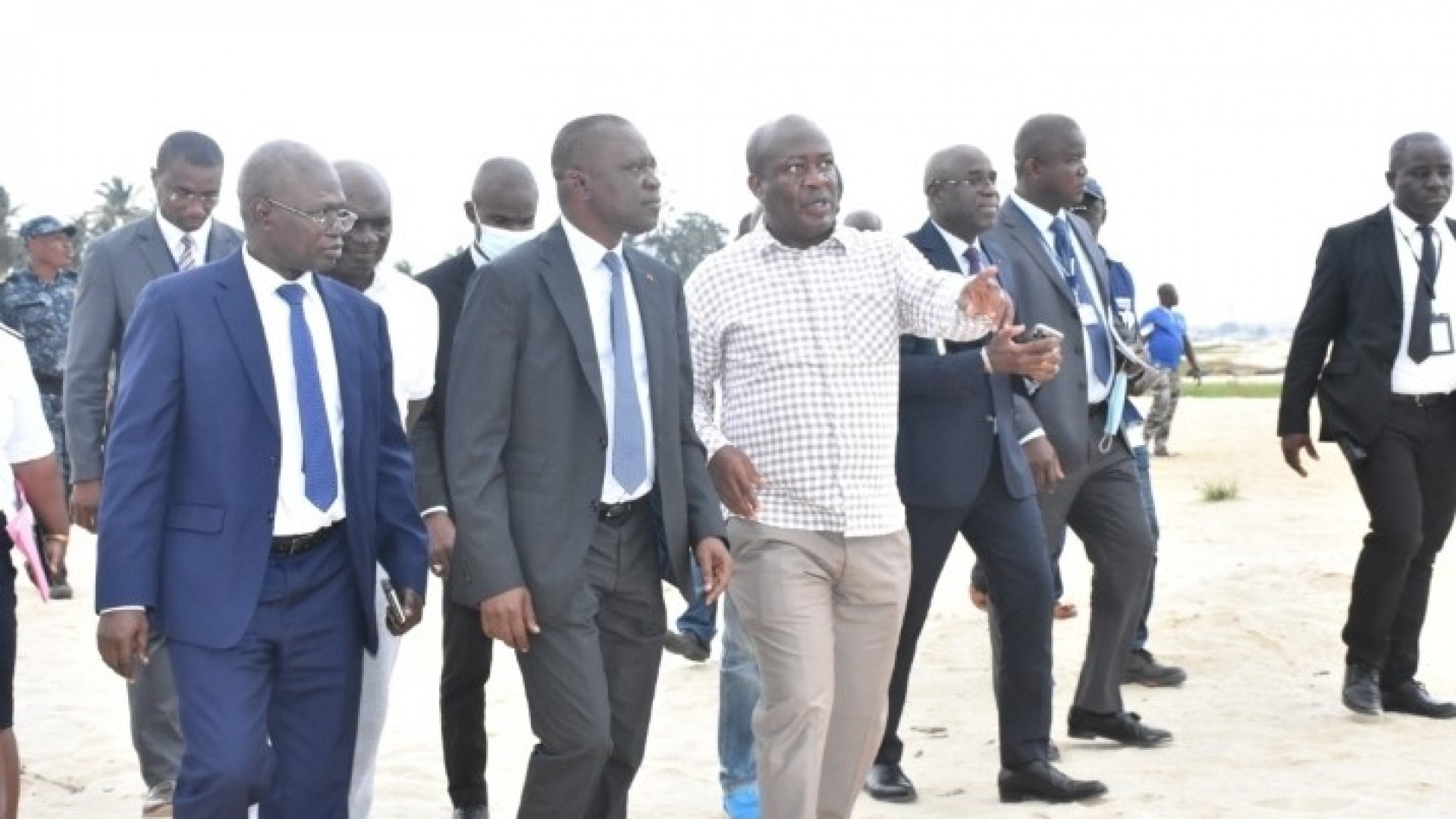Remblayage anarchique : Amadou Koné visite la baie de Biétry et échange avec la chefferie du village d’Abia Abebty