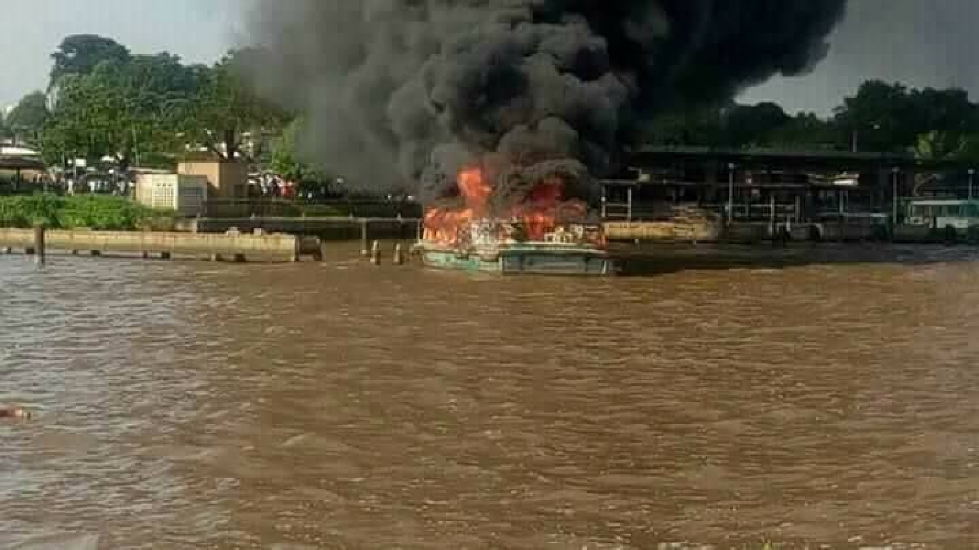 Un bateau de la Sotra part en fumée.